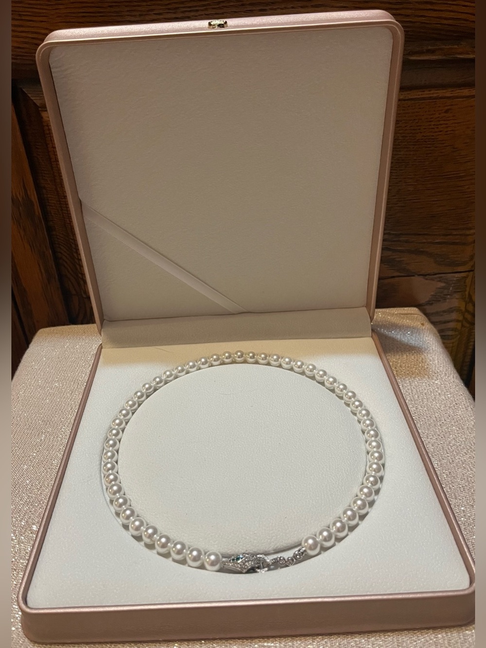 White Faux Pearl Necklace With Distinctive CZ Stone Panther Shape Clasp 16” NIB - Picture 2 of 8